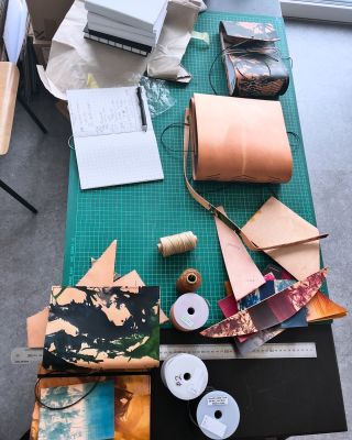 Pracovní stůl po návštěvě zákaznice a 90 minutách konzultace. — uklidit a makat…