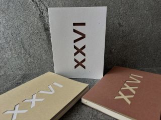 DIÁŘ 26 v nové barevné paletě. — Anice (přírodní bílá) — Cannella (rezavě hnědá) — Tabacco (písková) Obálka DIÁŘE je...